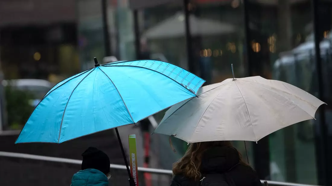 Regen ist auch am Ostermontag möglich, vor allem im Westen der Republik und am Alpenrand.  - Bild: Markus Lenhardt/dpa