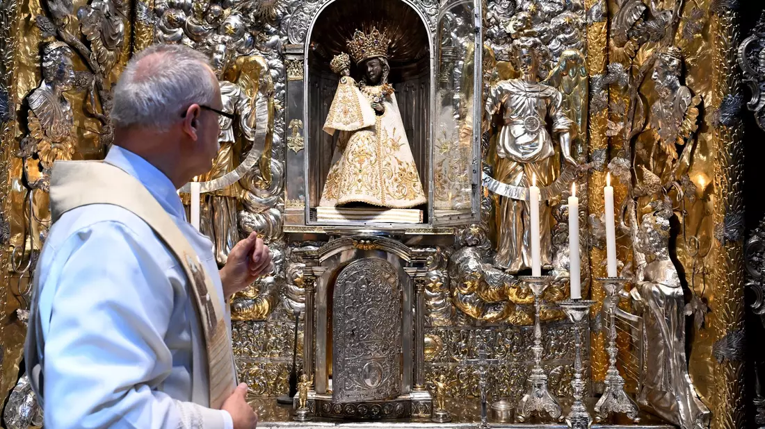 Rund 30 Kleider - sogenannte Gnadenröcklein - zählen zur Garderobe der Schwarzen Madonna.  - Bild: Felix Hörhager/dpa