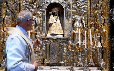 Rund 30 Kleider - sogenannte Gnadenröcklein - zÀhlen zur Garderobe der Schwarzen Madonna. - Foto: Felix Hörhager/dpa Rund 30 Kleider - sogenannte Gnadenröcklein - zÀhlen zur Garderobe der Schwarzen Madonna. - Foto: Felix Hörhager/dpa