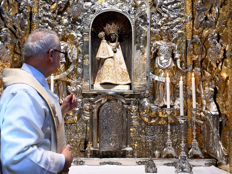 Rund 30 Kleider - sogenannte Gnadenröcklein - zählen zur Garderobe der Schwarzen Madonna.  - Foto: Felix Hörhager/dpa