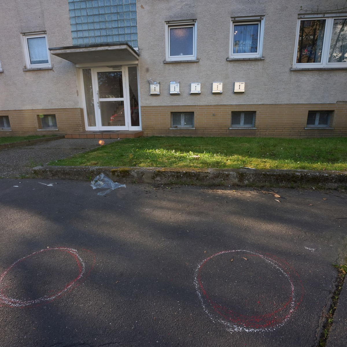 Die Großfahndung nach dem Schützen von Bad Nauheim läuft. Aber zwei Tatverdächtige sitzen in U-Haft.  - Foto: Thomas Frey/dpa