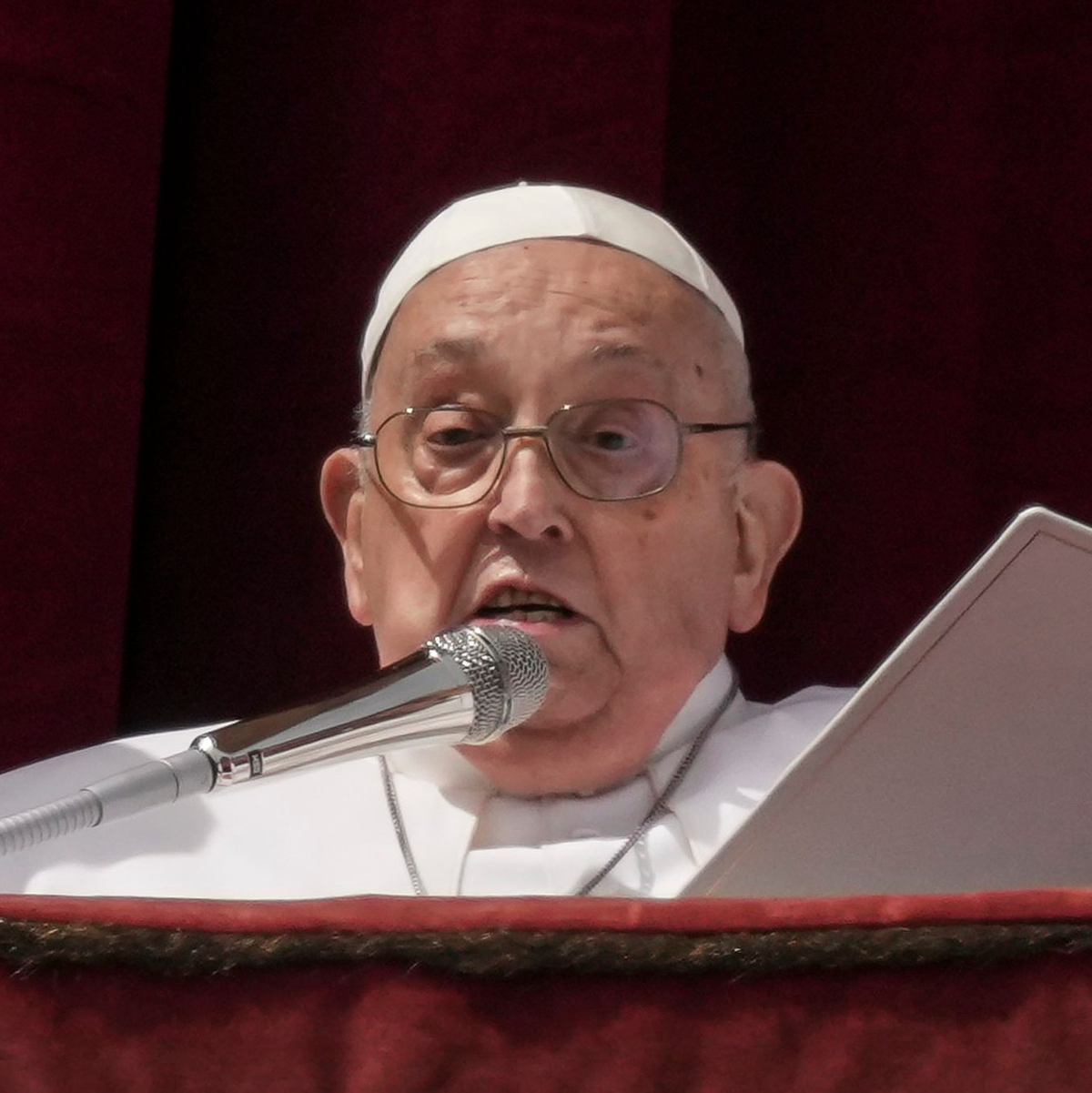 Auf dem Petersplatz steht neben Zehntausenden Gläubigen auch Mitglieder der Schweizergarde. - Foto: Andrew Medichini/AP/dpa