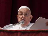 Im Rollstuhl wurde der Papst auf den Balkon des Petersdoms gebracht. - Foto: Andrew Medichini/AP/dpa