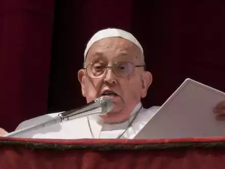 Im Rollstuhl wurde der Papst auf den Balkon des Petersdoms gebracht. - Foto: Andrew Medichini/AP/dpa
