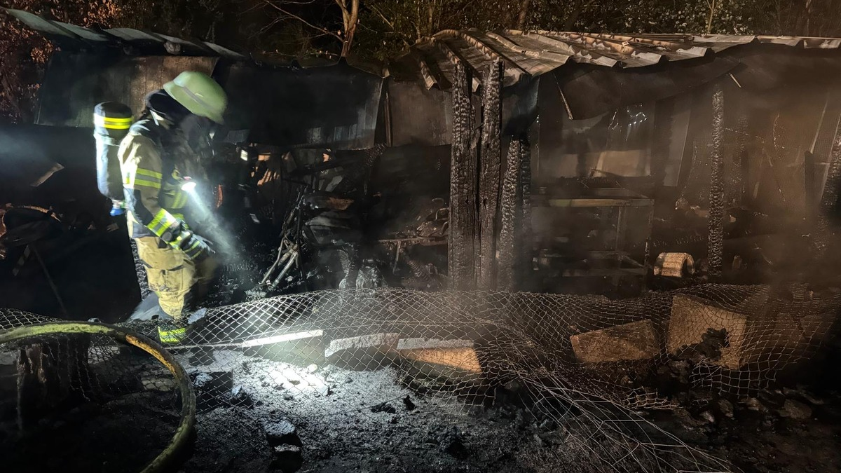 FW Voerde: Flammen von weitem sichtbar - Foto: presseportal.de