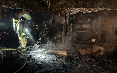 FW Voerde: Flammen von weitem sichtbar - Foto: presseportal.de