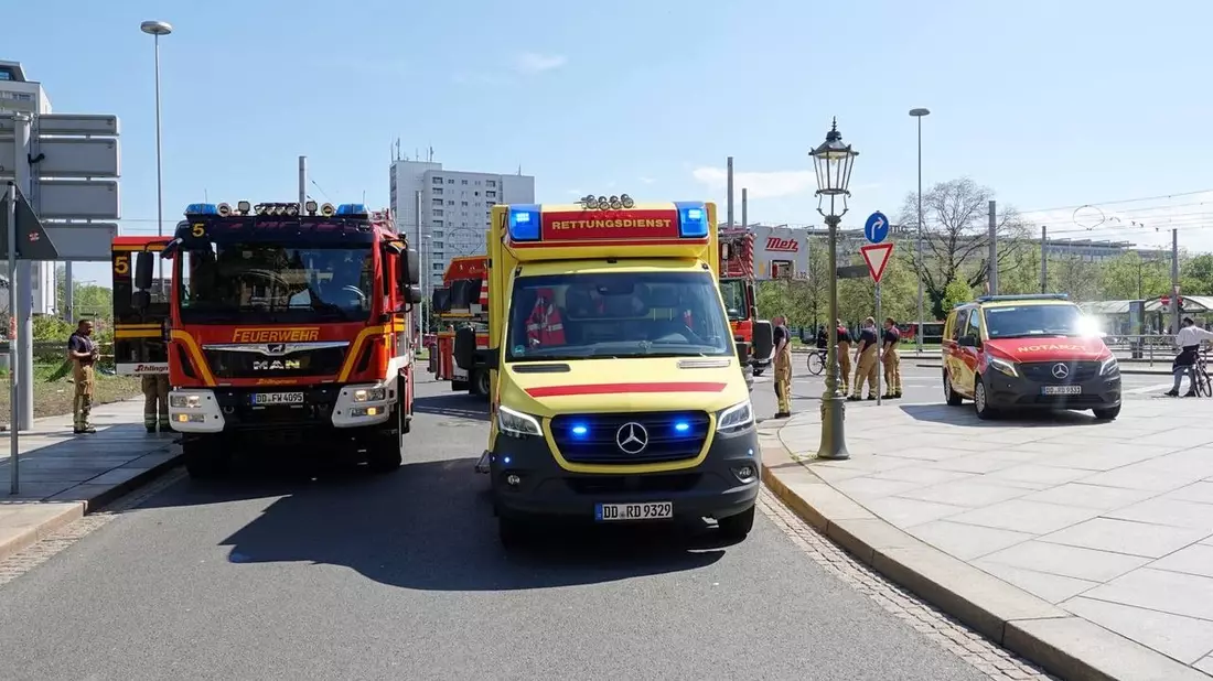 FW Dresden: Personen stürzt in Schacht - erfolgreiche Rettung des Schwerverletzten - Bild: presseportal.de