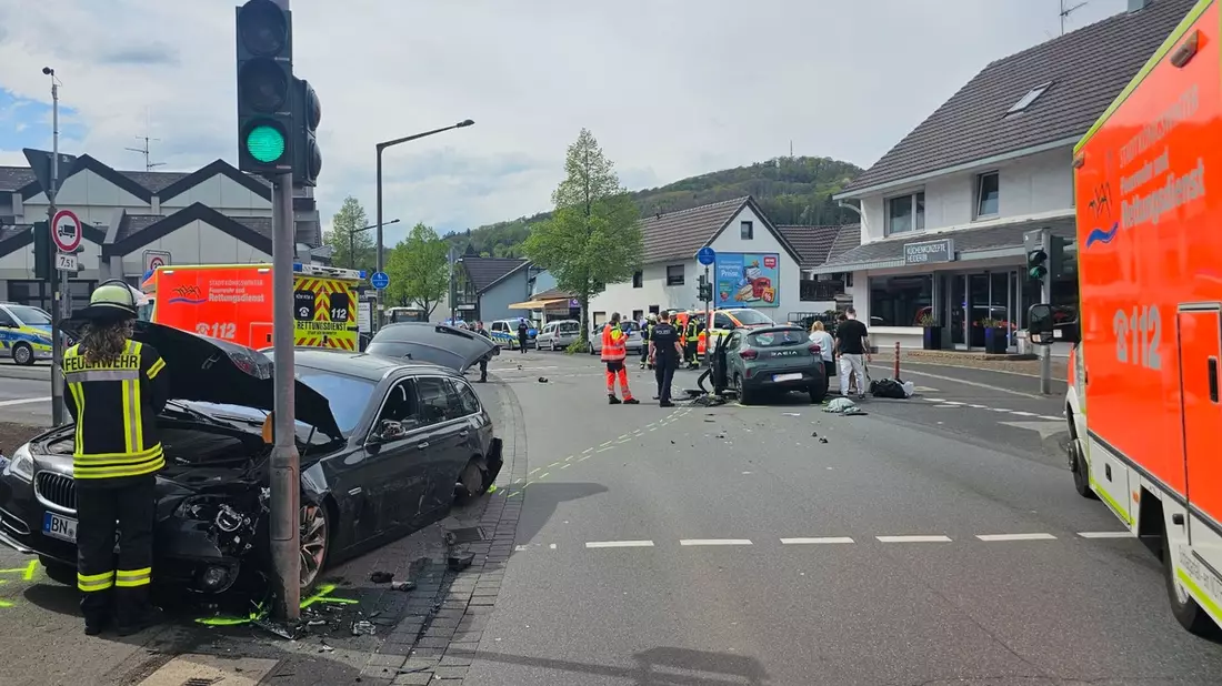 FW Königswinter: Sechs Verletzte bei Verkehrsunfall in Königswinter - Ittenbach - Bild: presseportal.de