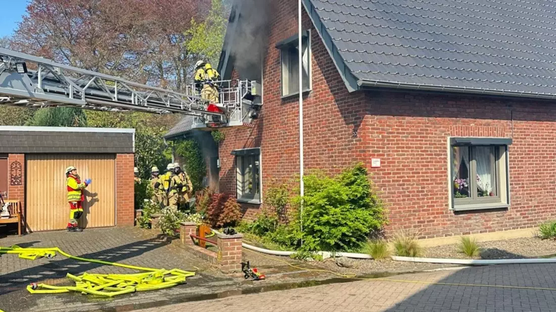 FW Xanten: Wohnhausbrand in Xanten-Marienbaum - Eine Person lebensgefährlich verletzt gerettet - Bild: presseportal.de