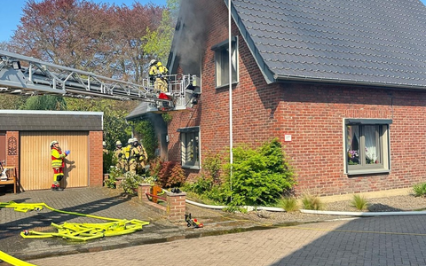 FW Xanten: Wohnhausbrand in Xanten-Marienbaum - Eine Person lebensgefährlich verletzt gerettet - Foto: presseportal.de