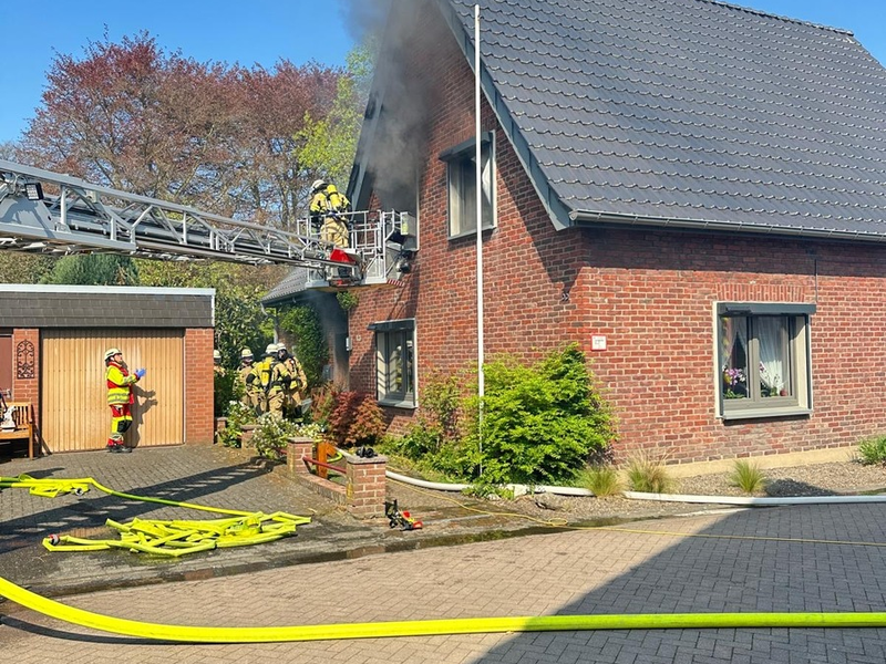 FW Xanten: Wohnhausbrand in Xanten-Marienbaum - Eine Person lebensgefährlich verletzt gerettet - Foto: presseportal.de