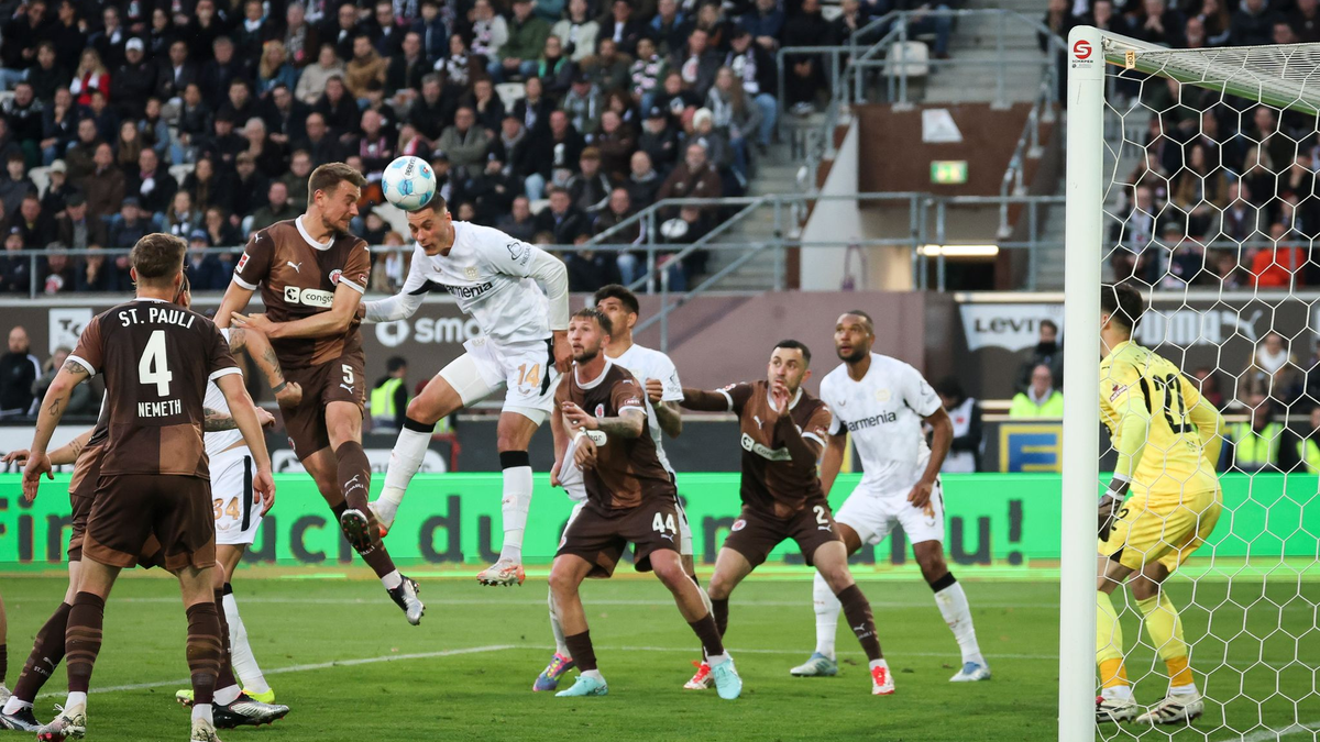 Bleibt mit seinem Team am FC Bayern dran: Leverkusens Trainer Xabi Alonso.  - Foto: Christian Charisius/dpa