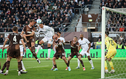 Bleibt mit seinem Team am FC Bayern dran: Leverkusens Trainer Xabi Alonso.  - Foto: Christian Charisius/dpa