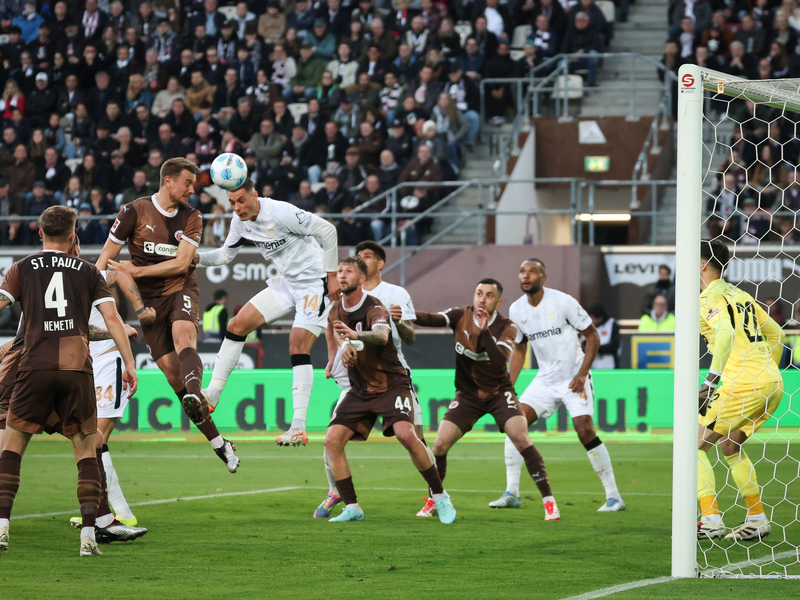 Bleibt mit seinem Team am FC Bayern dran: Leverkusens Trainer Xabi Alonso.  - Foto: Christian Charisius/dpa