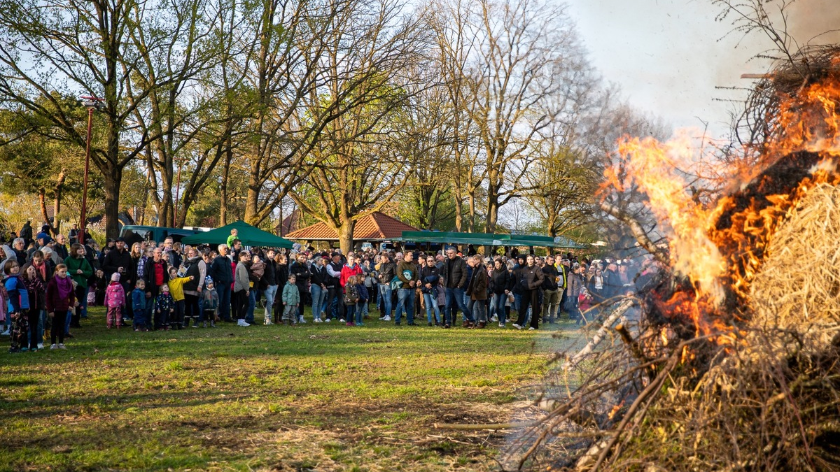FW Wathlingen: Stimmungsvolles Osterfeuer in Großmoor bei bestem Wetter - Foto: presseportal.de