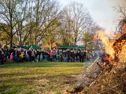FW Wathlingen: Stimmungsvolles Osterfeuer in Großmoor bei bestem Wetter - Foto: presseportal.de