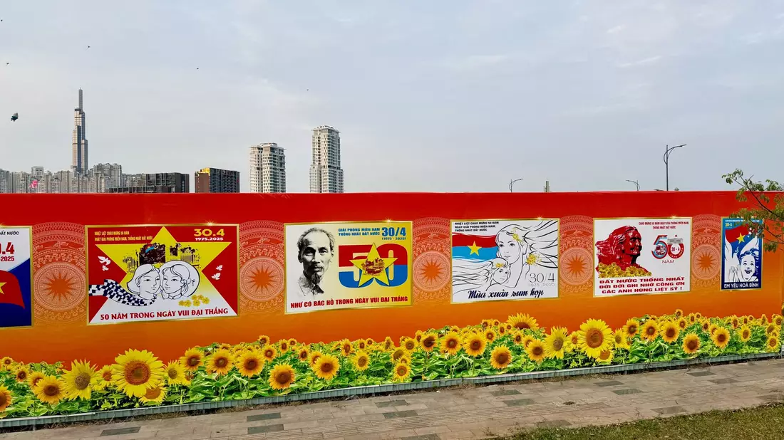 Vor dem 50. Jahrestag des Kriegsendes ist Ho-Chi-Minh-Stadt (früher Saigon) mit Plakaten zu den Feiern gepflastert. - Bild: Carola Frentzen/dpa