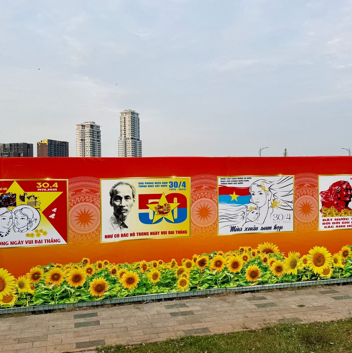Vor dem 50. Jahrestag des Kriegsendes ist Ho-Chi-Minh-Stadt (früher Saigon) mit Plakaten zu den Feiern gepflastert. - Foto: Carola Frentzen/dpa