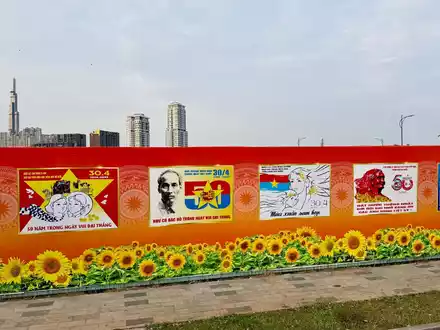 Vor dem 50. Jahrestag des Kriegsendes ist Ho-Chi-Minh-Stadt (früher Saigon) mit Plakaten zu den Feiern gepflastert. - Foto: Carola Frentzen/dpa