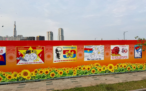 Vor dem 50. Jahrestag des Kriegsendes ist Ho-Chi-Minh-Stadt (früher Saigon) mit Plakaten zu den Feiern gepflastert. - Foto: Carola Frentzen/dpa
