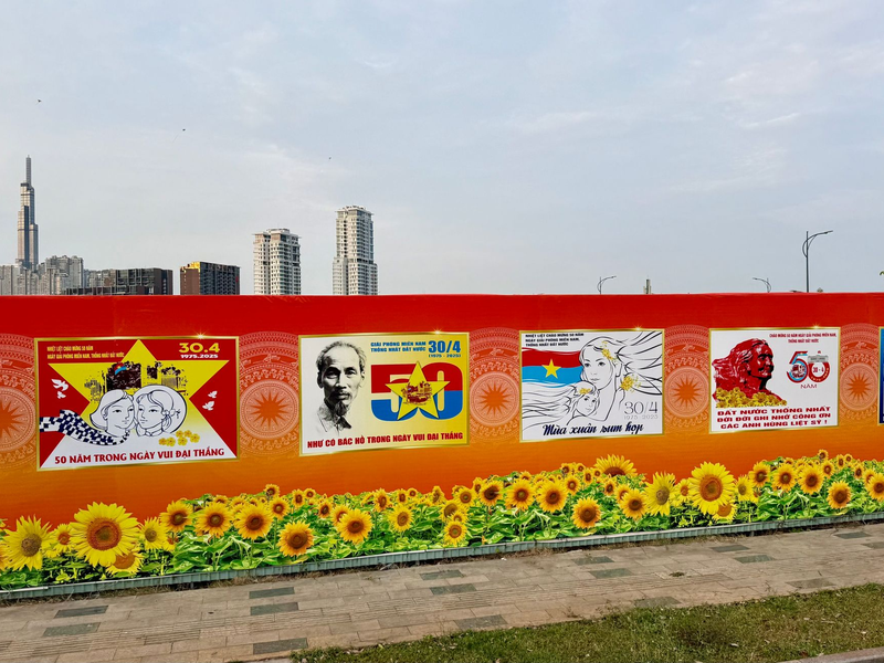 Vor dem 50. Jahrestag des Kriegsendes ist Ho-Chi-Minh-Stadt (früher Saigon) mit Plakaten zu den Feiern gepflastert. - Foto: Carola Frentzen/dpa