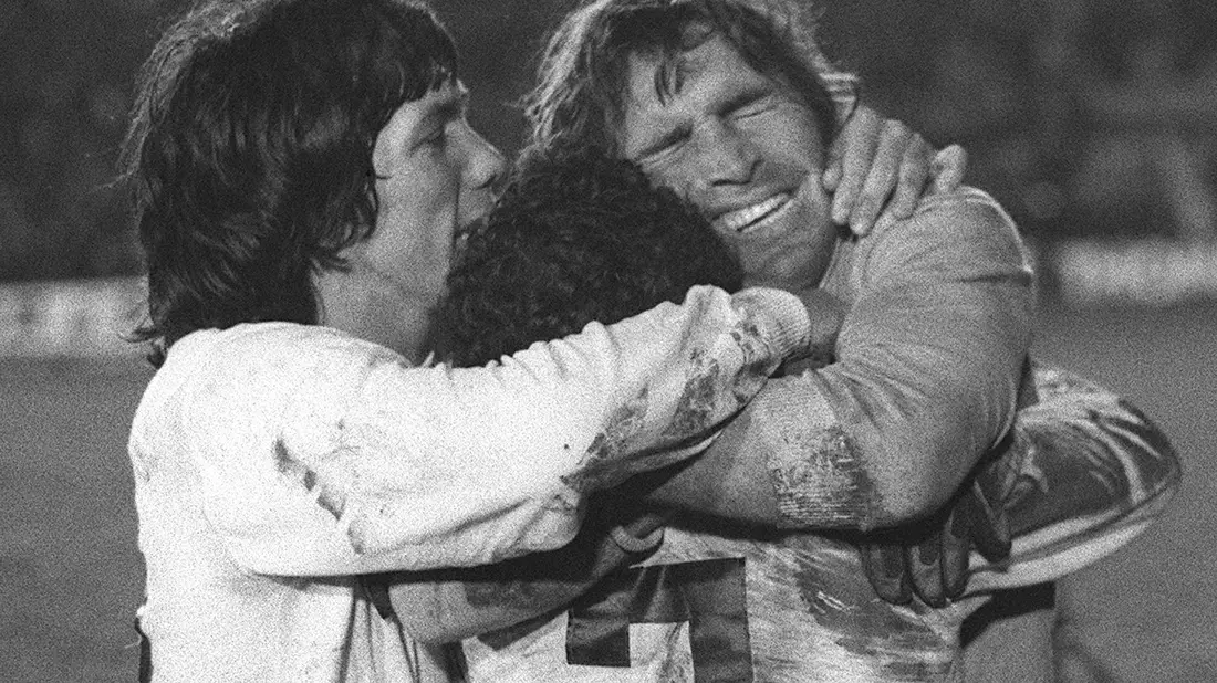Hugo Gatti (r) feiert 1977 den Sieg im Elfmeterschießen in der Copa Libertadores. - Bild: Eduardo Di Baia/AP/dpa
