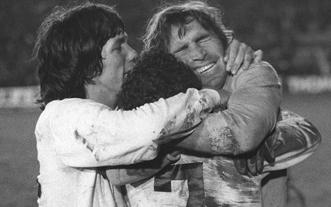 Hugo Gatti (r) feiert 1977 den Sieg im Elfmeterschießen in der Copa Libertadores. - Foto: Eduardo Di Baia/AP/dpa