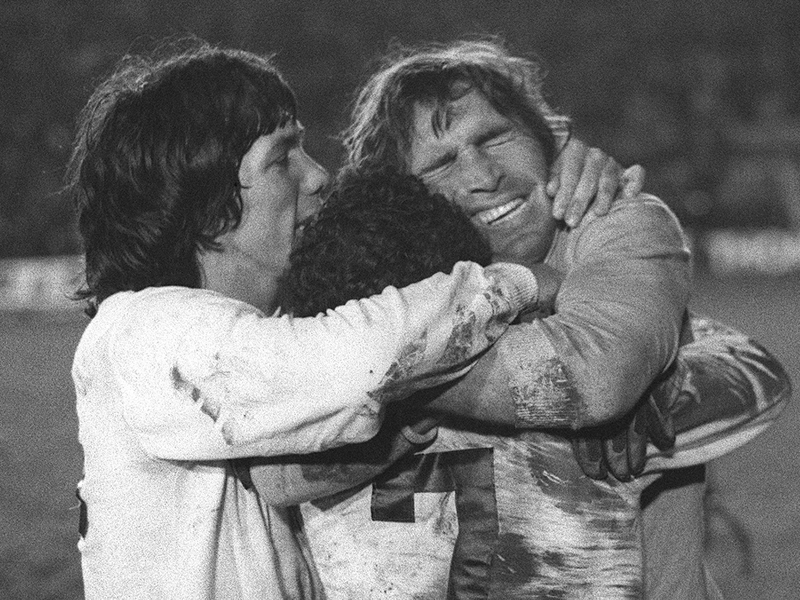 Hugo Gatti (r) feiert 1977 den Sieg im Elfmeterschießen in der Copa Libertadores. - Foto: Eduardo Di Baia/AP/dpa