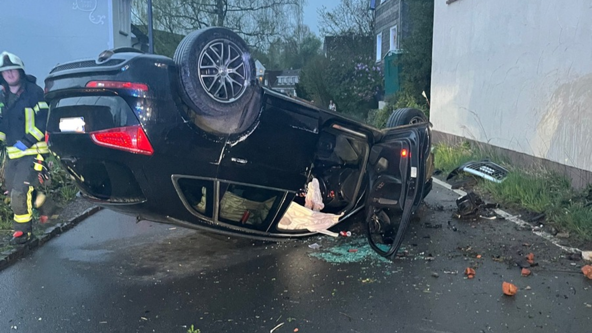 POL-GM: Betrunken mit Auto überschlagen - Foto: presseportal.de