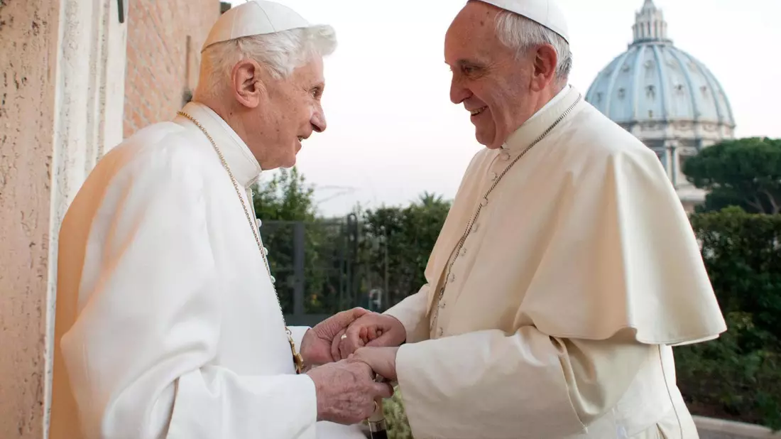 Papst Franziskus (r) folgte auf Papst Benedikt XVI, mit bürgerlichem Namen Joseph Ratzinger, nach dessen Rücktritt. (Archivbild) - Bild: picture alliance / dpa