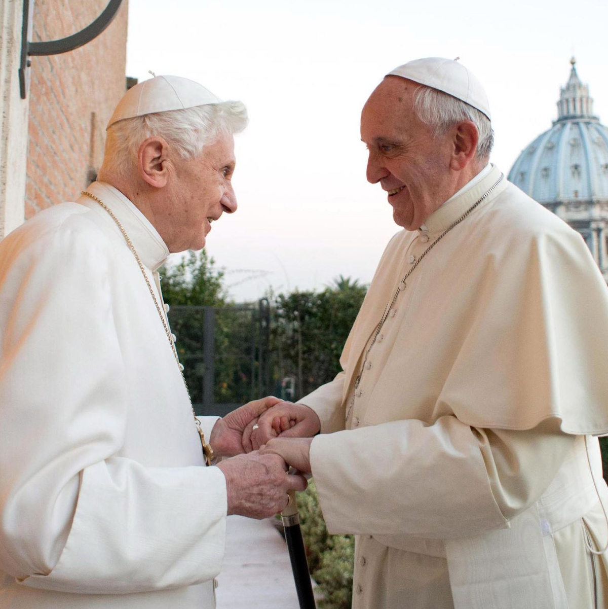Papst Franziskus (r) folgte auf Papst Benedikt XVI, mit bürgerlichem Namen Joseph Ratzinger, nach dessen Rücktritt. (Archivbild) - Foto: picture alliance / dpa