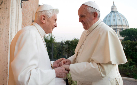 Papst Franziskus (r) folgte auf Papst Benedikt XVI, mit bürgerlichem Namen Joseph Ratzinger, nach dessen Rücktritt. (Archivbild) - Foto: picture alliance / dpa