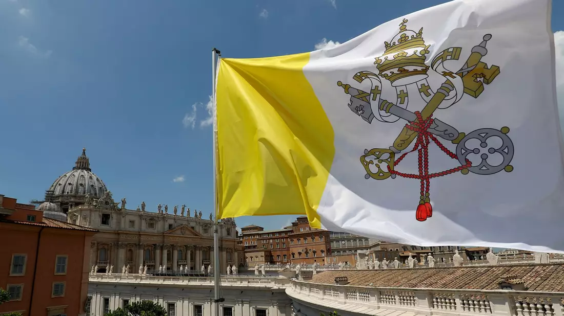 Der Papst ist auch weltliches Oberhaupt des kleinsten Staates der Welt. (Archivbild) - Bild: Daniel Karmann/dpa