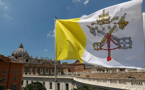 Der Papst ist auch weltliches Oberhaupt des kleinsten Staates der Welt. (Archivbild) - Foto: Daniel Karmann/dpa