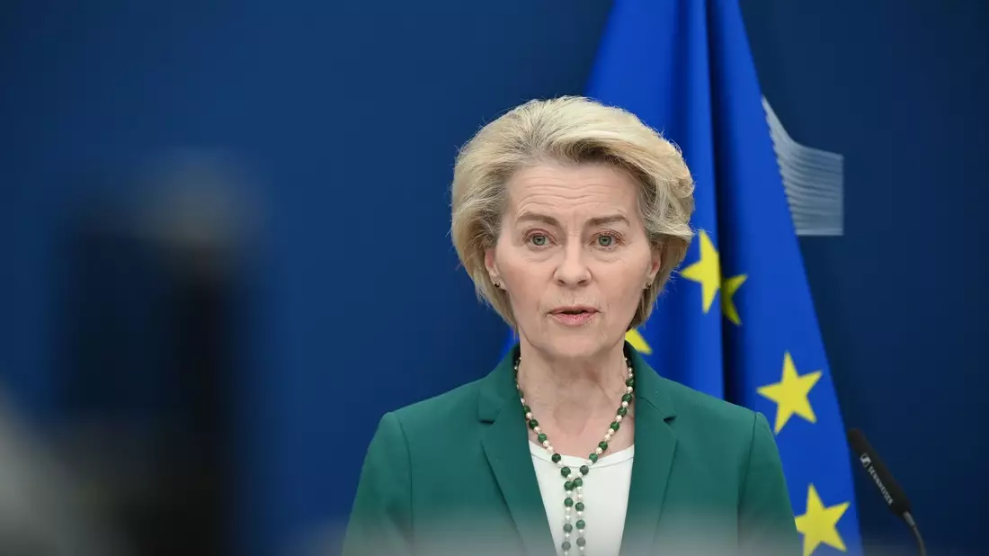  Papst Franziskus habe mit seiner Bescheidenheit und seiner aufrichtigen Liebe für die weniger Glücklichen Millionen Menschen inspiriert, sagte EU-Kommissionspräsidentin Ursula von der Leyen - Bild: Anna Ross/dpa