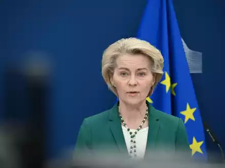  Papst Franziskus habe mit seiner Bescheidenheit und seiner aufrichtigen Liebe für die weniger Glücklichen Millionen Menschen inspiriert, sagte EU-Kommissionspräsidentin Ursula von der Leyen - Foto: Anna Ross/dpa