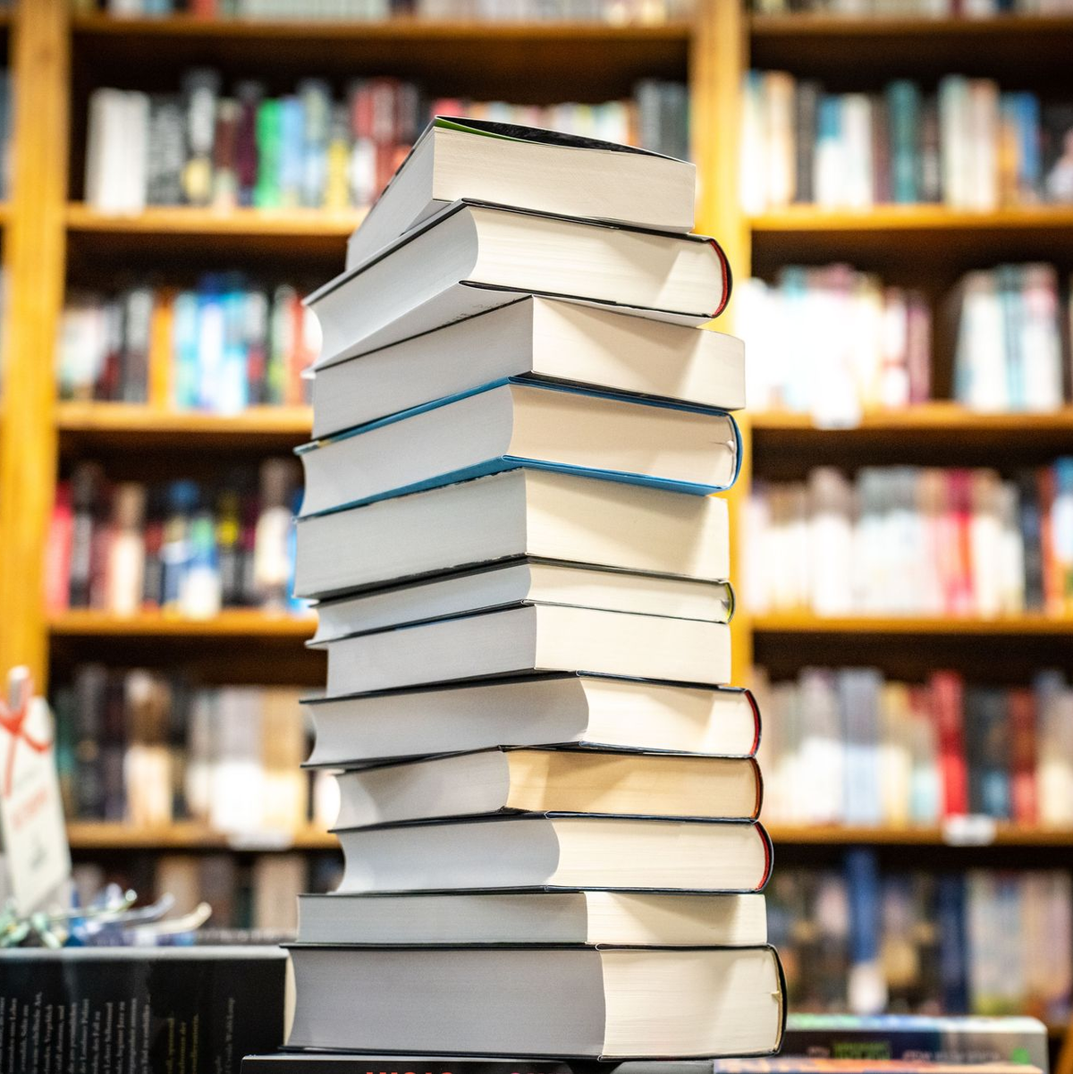 Künstliche Intelligenz dringt auch in die Welt der Bücher vor – nicht ohne Kritik. - Foto: Frank Rumpenhorst/dpa