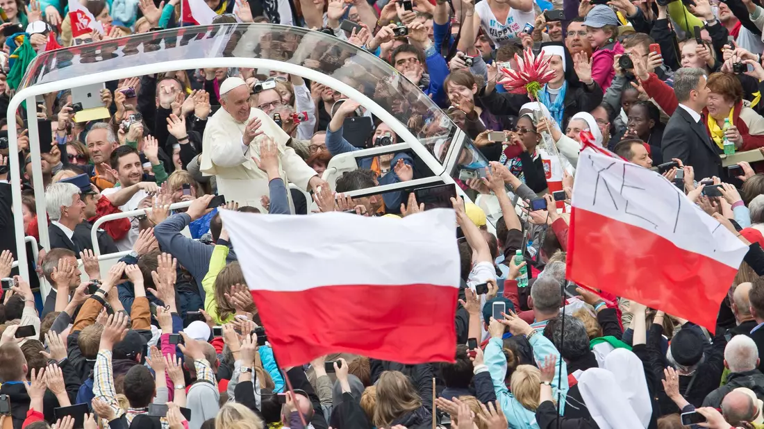 Anlässlich der Heiligsprechung seines polnischen Vorgängers Johannes Paul II. trifft Papst Franziskus auf dem Petersplatz auf dessen Landsleute. (Archivbild) - Bild: picture alliance / dpa