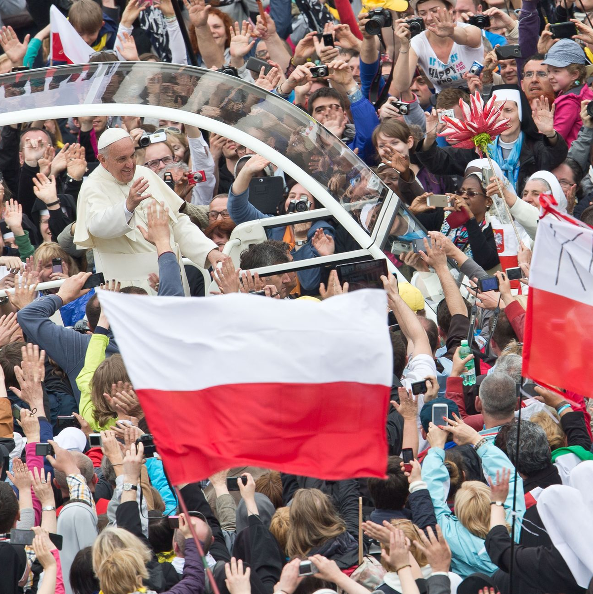 Anlässlich der Heiligsprechung seines polnischen Vorgängers Johannes Paul II. trifft Papst Franziskus auf dem Petersplatz auf dessen Landsleute. (Archivbild) - Foto: picture alliance / dpa
