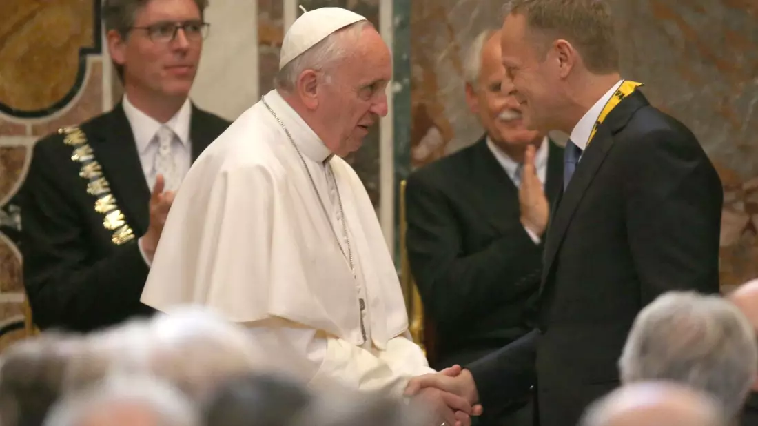Dem Papst wird vom damaligen EU-Ratspräsidenten Donald Tusk im Vatikan der Internationale Karlspreis der Stadt Aachen verliehen. (Archivbild) - Bild: picture alliance / dpa