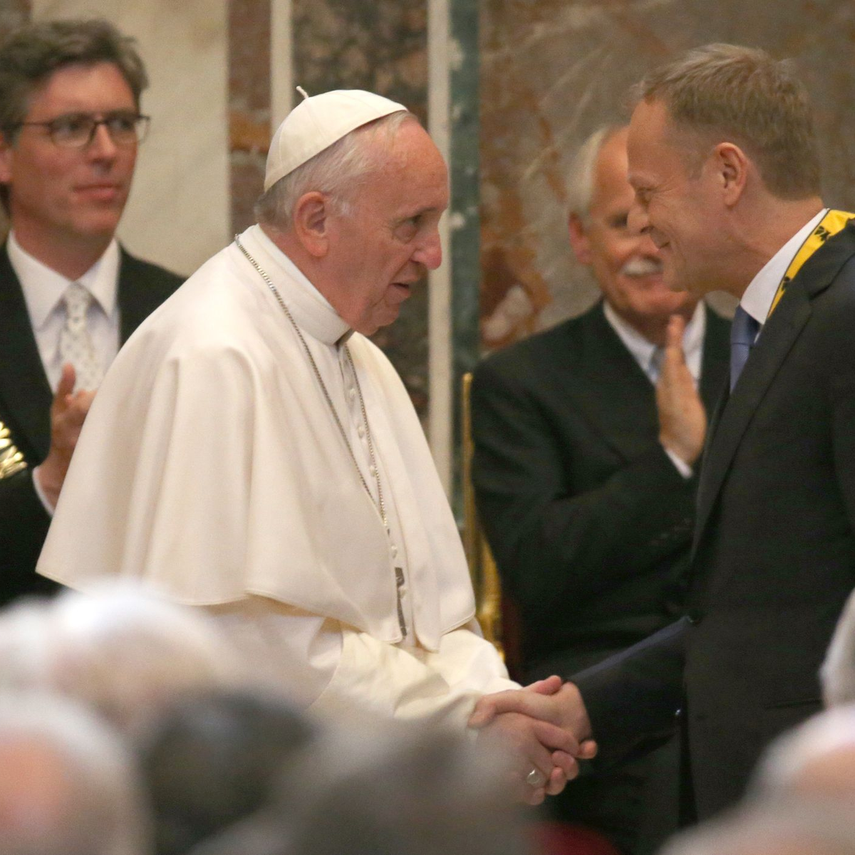 Dem Papst wird vom damaligen EU-Ratspräsidenten Donald Tusk im Vatikan der Internationale Karlspreis der Stadt Aachen verliehen. (Archivbild) - Foto: picture alliance / dpa