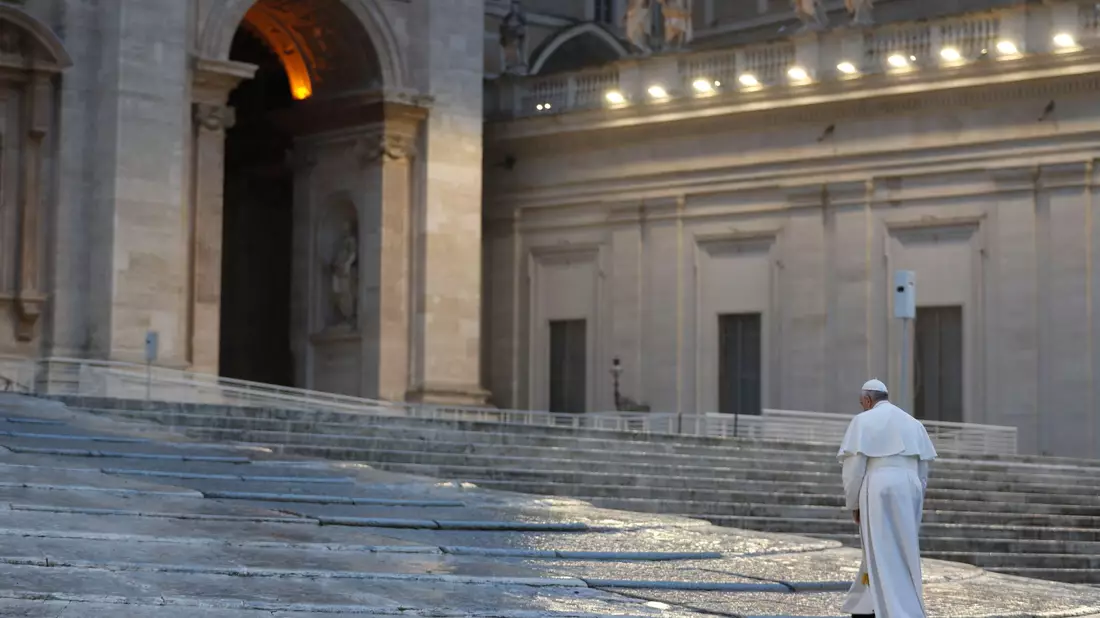 Franziskus auf dem leeren Petersplatz, bevor er während der Corona-Pandemie den Sondersegen «Urbi et Orbi» erteilt. (Archivbild) - Bild: Yara Nardi/REUTERS/AP/dpa