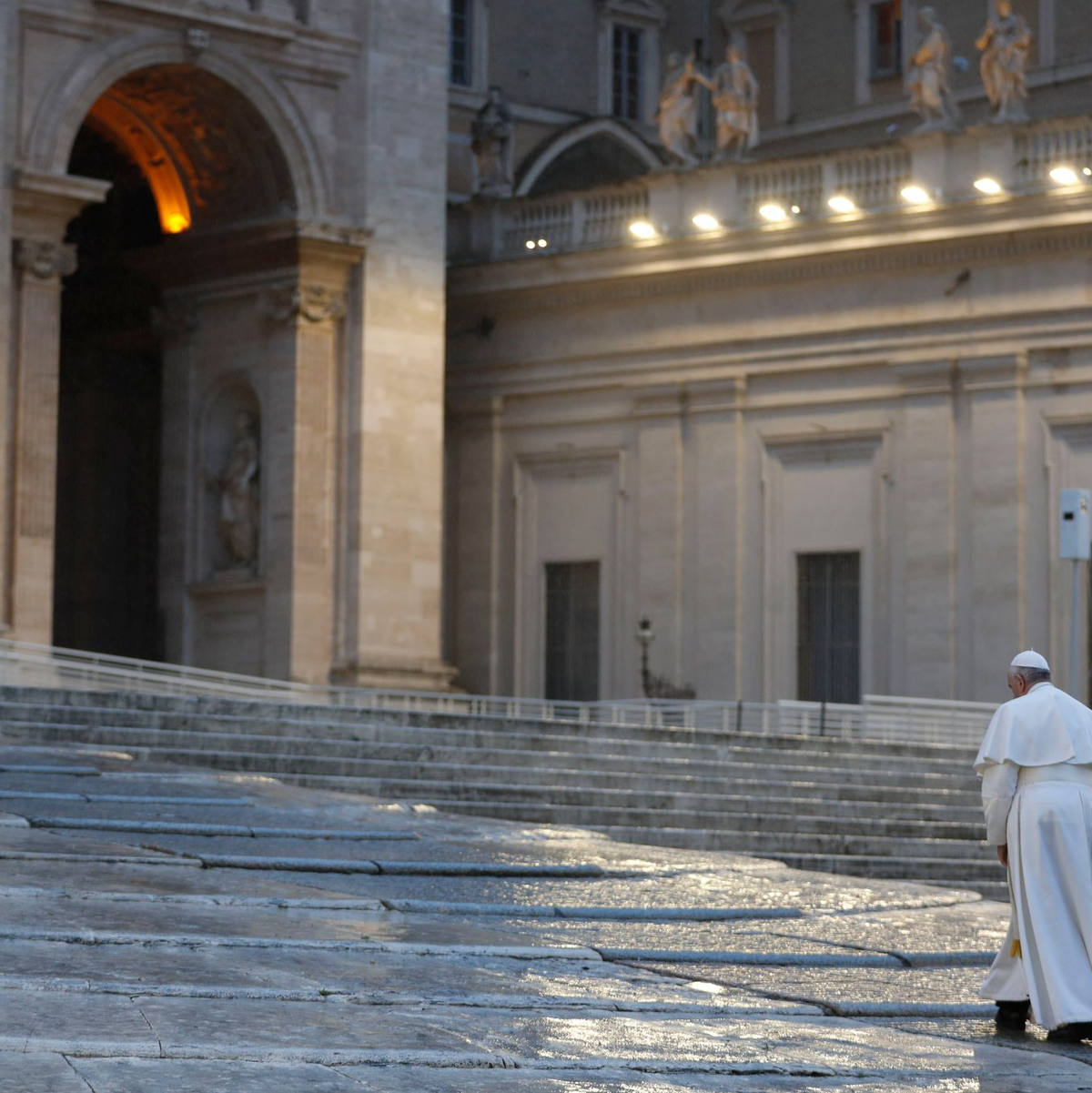 Franziskus auf dem leeren Petersplatz, bevor er während der Corona-Pandemie den Sondersegen «Urbi et Orbi» erteilt. (Archivbild) - Foto: Yara Nardi/REUTERS/AP/dpa