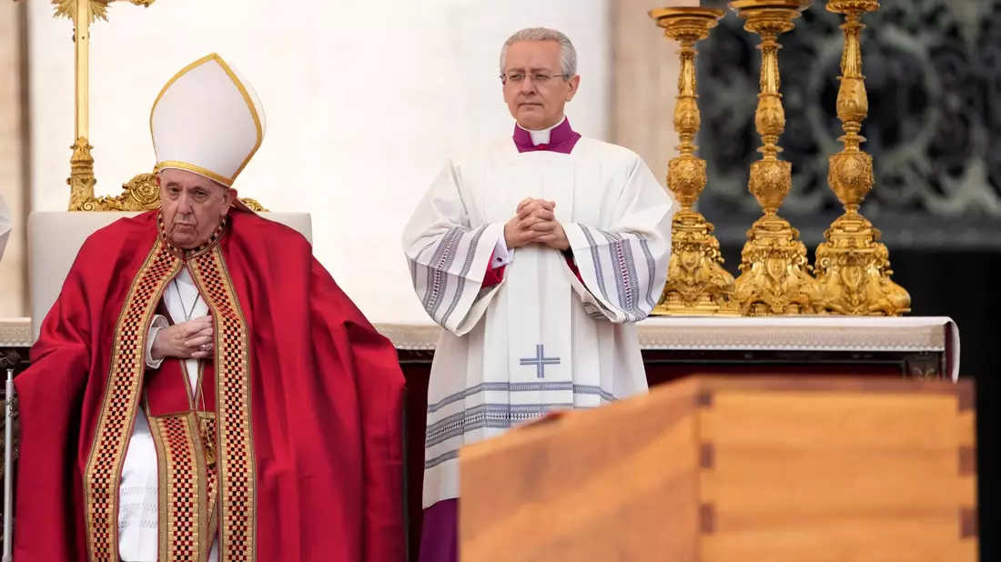 Franziskus hält auf dem Petersplatz die Trauermesse für seinen verstorbenen Vorgänger Benedikt XVI. (Archivbild) - Bild: Andrew Medichini/AP/dpa