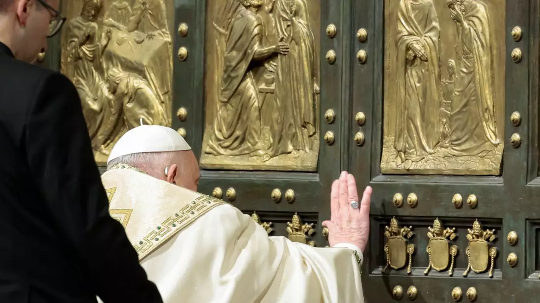 Der Papst öffnet die Heilige Pforte zum Heiligen Jahr 2025 im Petersdom. (Archivbild) - Bild: Remo Casilli/Pool Reuters/AP/dpa