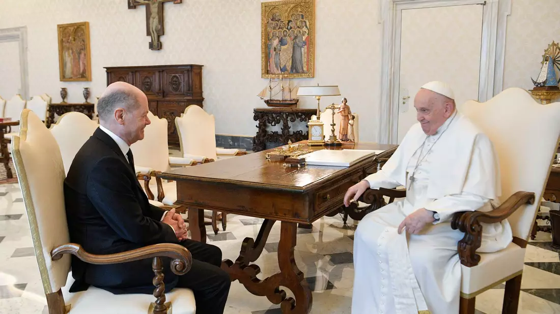 Franziskus empfing Kanzler Olaf Scholz zu einer Privataudienz. (Archivbild) - Bild: --/Vatican Media/dpa