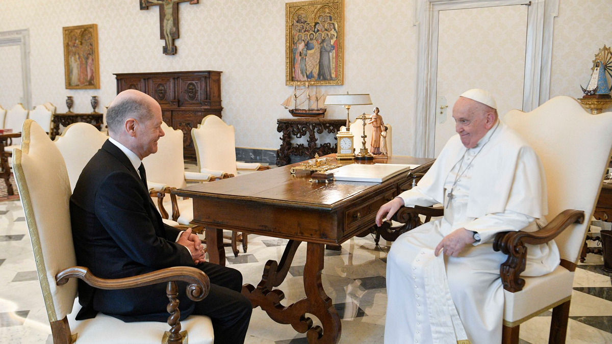Franziskus empfing Kanzler Olaf Scholz zu einer Privataudienz. (Archivbild) - Foto: --/Vatican Media/dpa