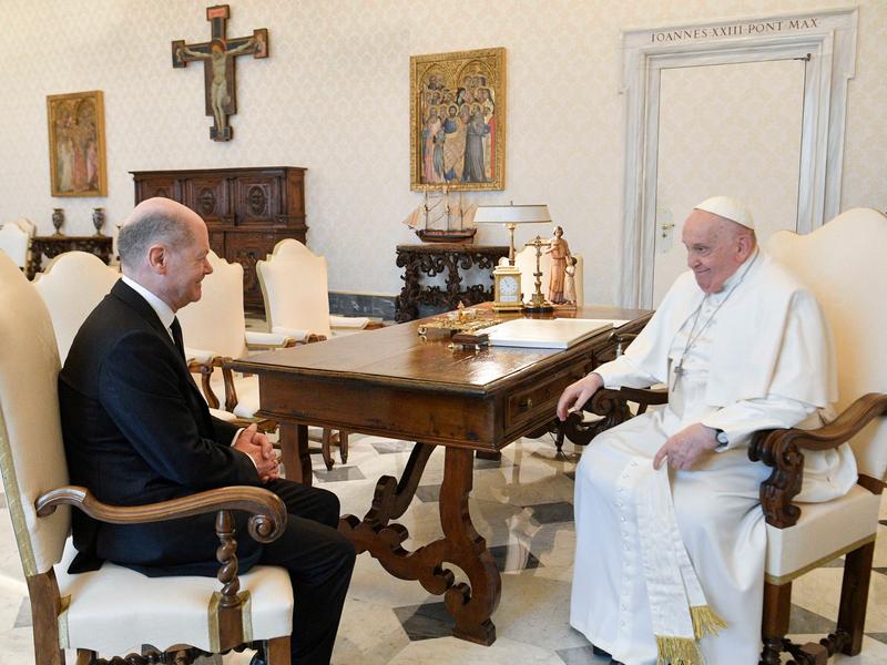 Franziskus empfing Kanzler Olaf Scholz zu einer Privataudienz. (Archivbild) - Foto: --/Vatican Media/dpa