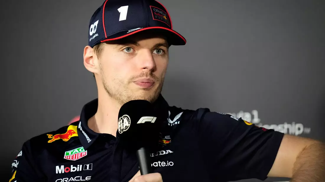 Angesprochen auf die entscheidende Szene, verkneift sich Verstappen einen Kommentar.  - Bild: Darko Bandic/AP/dpa