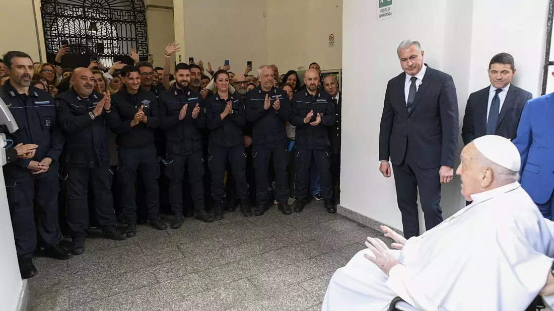 Bei seinem Besuch in einem Gefängnis am Gründonnerstag wurde der Papst mit Applaus begrüßt. - Bild: Divisione Produzione Fotografica/IPA via ZUMA Press/dpa